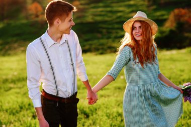 Kız arkadaşıyla parkta genç bir adam girer