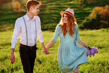 Kız arkadaşıyla parkta genç bir adam girer