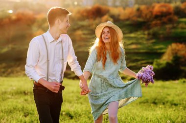 Kız arkadaşıyla parkta genç bir adam girer