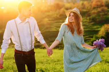 Kız arkadaşıyla parkta genç bir adam girer