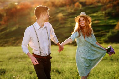 Kız arkadaşıyla parkta genç bir adam girer