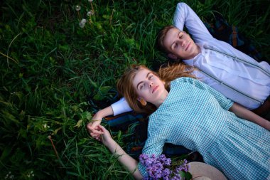 Genç çift çim üzerinde yalan ve sakin ol, yukarıdan görüntülemek