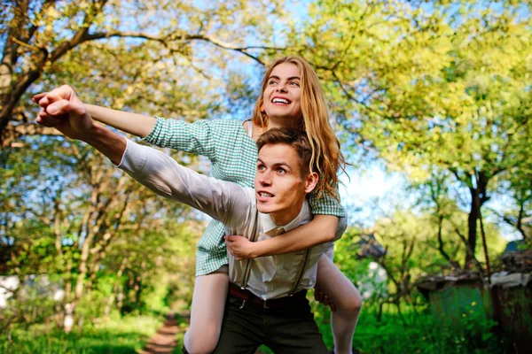 Portret van gelukkige paar verhogen hun handen in de open lucht — Stockfoto