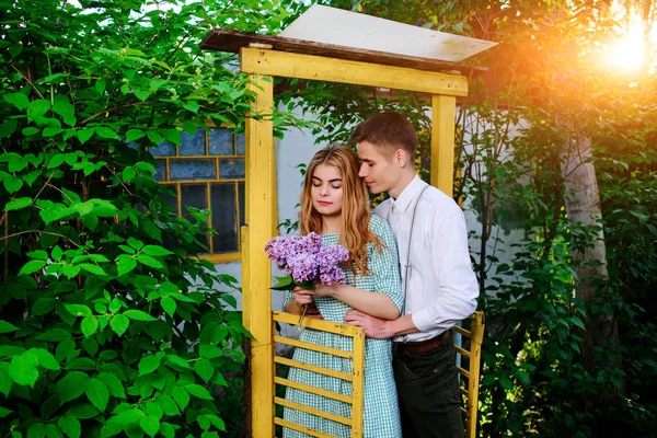 Man geeft zijn vriendin een boeket van seringen — Stockfoto