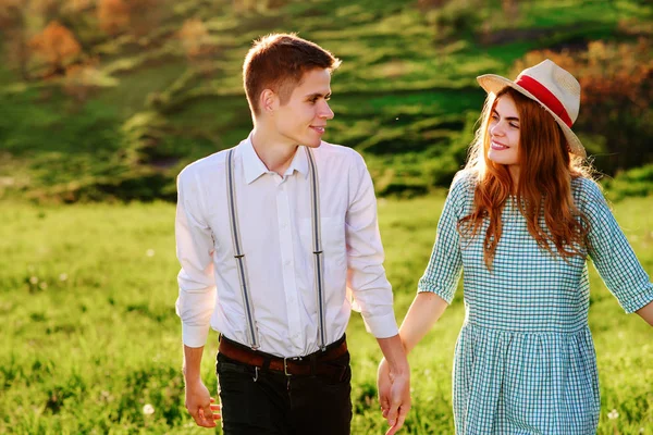 Een jonge man loopt met zijn vriendin in het park — Stockfoto