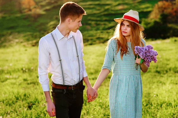 Молодой человек гуляет со своей девушкой в парке — стоковое фото