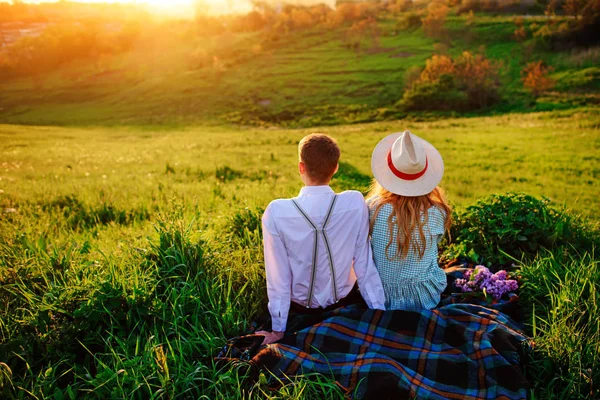 Tiro de um casal feliz desfrutando de um dia no parque juntos — Fotografia de Stock