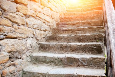Antik Ortaçağ taş merdivenle arka kapatmak