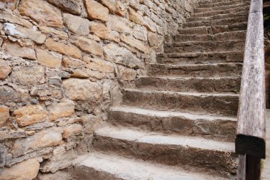 Antik Ortaçağ taş merdivenle arka kapatmak
