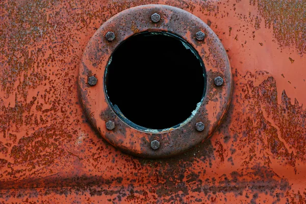 Close-up van de achtergrond van roestige metalen tank met roestige circulaire gat — Stockfoto