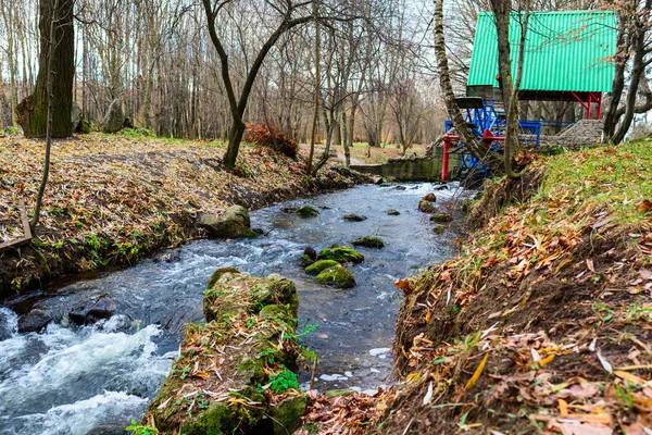 Wassermühle mit metallischem Rad im Park — Stockfoto