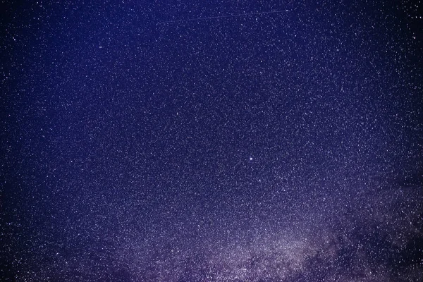 Bakgrund av lila stjärnklart himlen med Vintergatan — Stockfoto