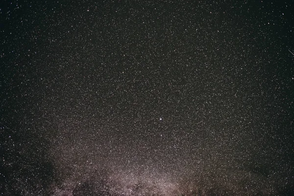 Pozadí šedé hvězdnou noční oblohu s mléčnou dráhu — Stock fotografie