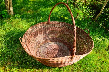 Geleneksel dokuma hasır sepetleri, seçici odak, dikey kompozisyon.