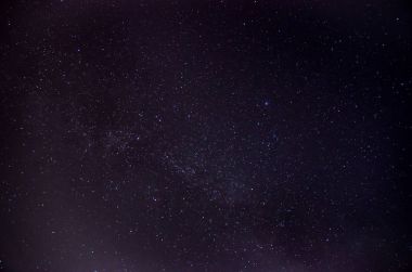 Siyah gece gökyüzü yıldızlarla bir sürü