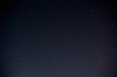 Siyah gece gökyüzü yıldızlarla bir sürü