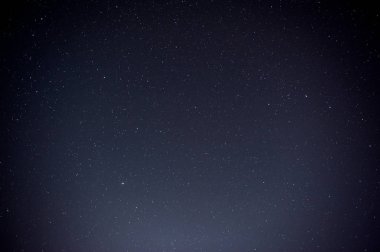 Siyah gece gökyüzü yıldızlarla bir sürü