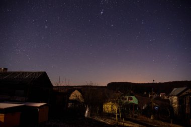 gece gökyüzü arka plan üzerinde ahşap ev