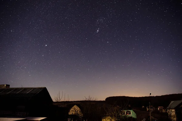 Gece gökyüzü arka plan üzerinde ahşap ev — Stok fotoğraf