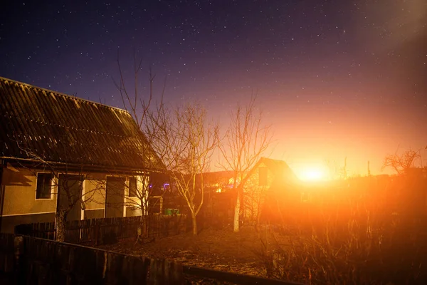 Gece gökyüzü arka plan üzerinde ahşap ev — Stok fotoğraf
