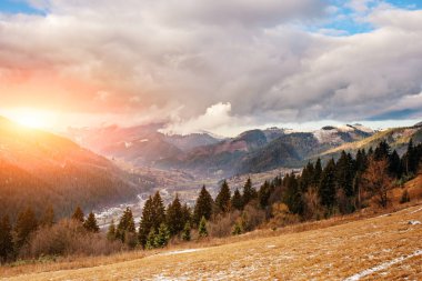 Doğal kış görünümü Karpat dağın zirvesinde
