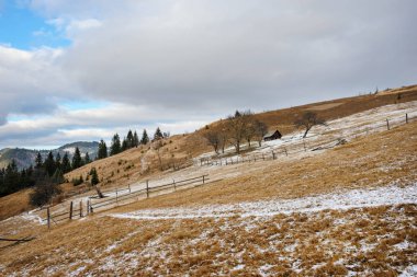 Doğal kış görünümü Karpat dağın zirvesinde