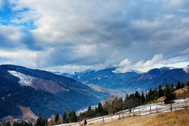 Doğal kış görünümü Karpat dağın zirvesinde