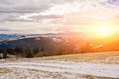 Doğal kış görünümü Karpat dağın zirvesinde