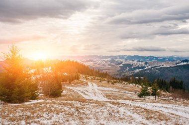 Doğal kış görünümü Karpat dağın zirvesinde