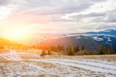 Doğal kış görünümü Karpat dağın zirvesinde