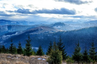 Doğal kış görünümü Karpat dağın zirvesinde