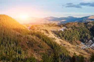 Doğal kış görünümü Karpat dağın zirvesinde