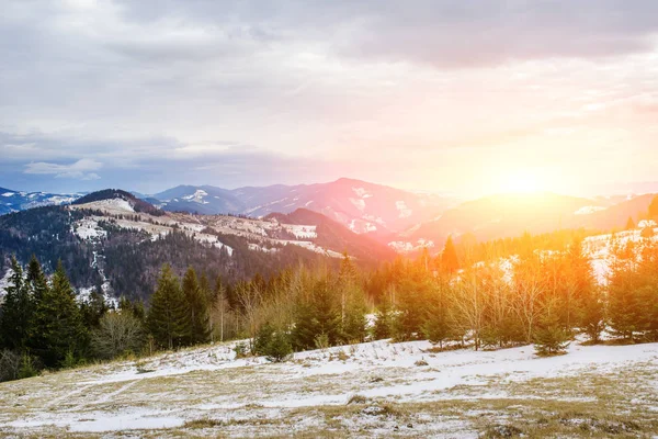 Vista panorâmica de inverno no topo da montanha dos Cárpatos — Fotografia de Stock