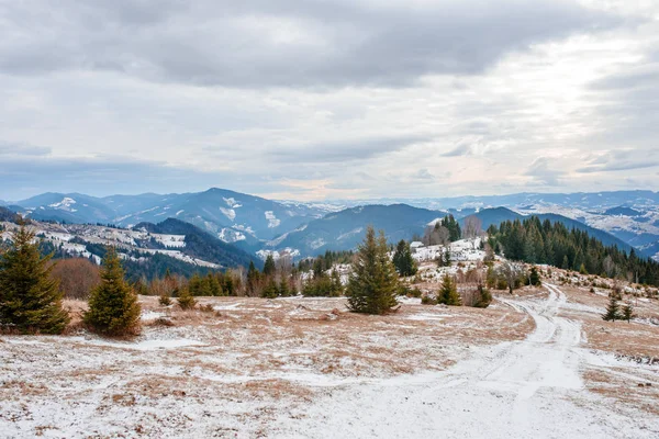 Vista panorâmica de inverno no topo da montanha dos Cárpatos — Fotografia de Stock