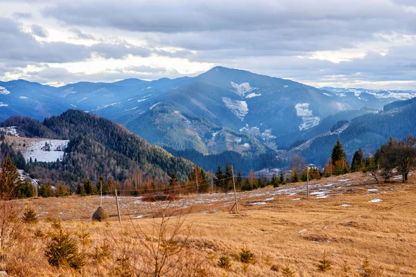 Мальовничі зима подання на вершині гори Карпати — стокове фото