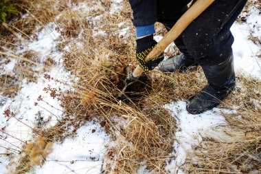 adam bir harika kış gününde arazi digs