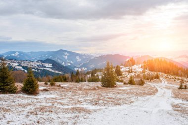 Doğal kış görünümü Karpat dağın zirvesinde
