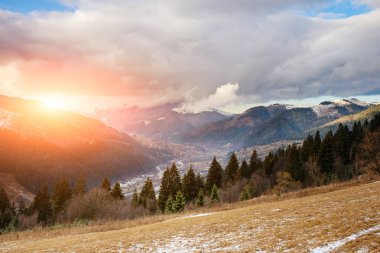 Doğal kış görünümü Karpat dağın zirvesinde