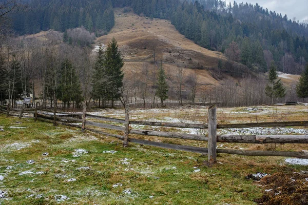 Kiefernholzzaun vor dem Hintergrund der Winterkarpaten — Stockfoto