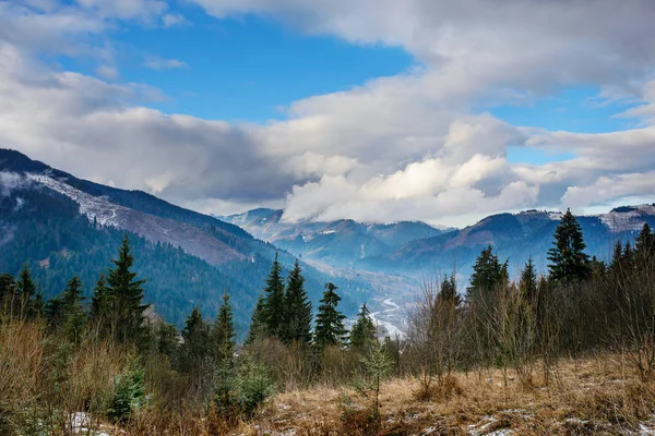 Vista panorámica del invierno en la cima de la montaña de los Cárpatos — Foto de Stock