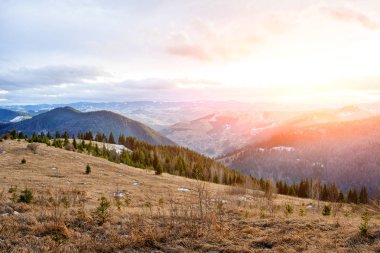 Doğal kış görünümü Karpat dağın zirvesinde