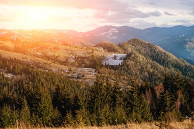 Doğal kış görünümü Karpat dağın zirvesinde