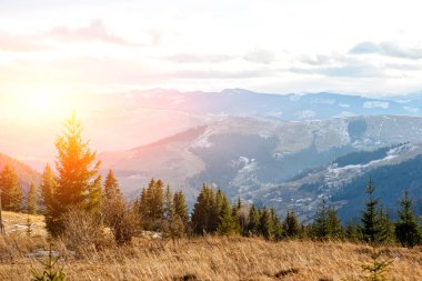 Doğal kış görünümü Karpat dağın zirvesinde