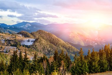 Doğal kış görünümü Karpat dağın zirvesinde