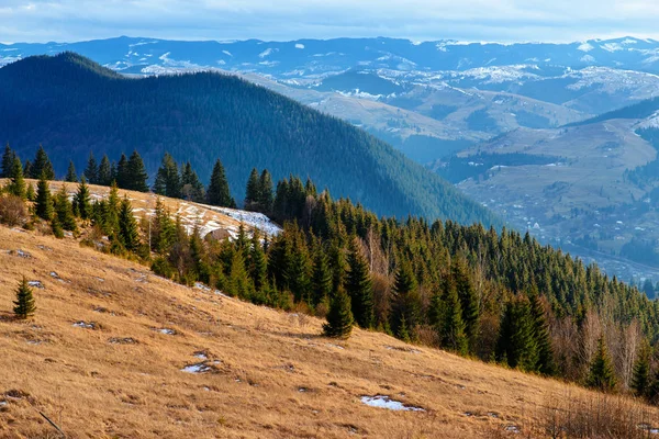 Vista panorâmica de inverno no topo da montanha dos Cárpatos — Fotografia de Stock