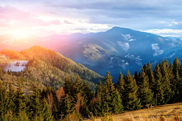 Vista panorámica del invierno en la cima de la montaña de los Cárpatos — Foto de Stock