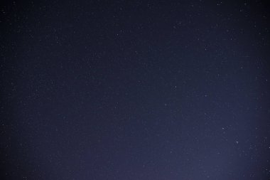 Güzel Samanyolu üzerinde bir karanlık gece gökyüzü yıldızlarla