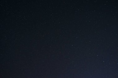 Güzel Samanyolu üzerinde bir karanlık gece gökyüzü yıldızlarla