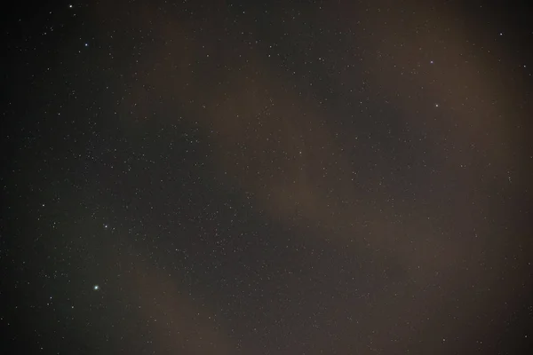 Belle voie lactée sur un ciel nocturne sombre avec des étoiles — Photo