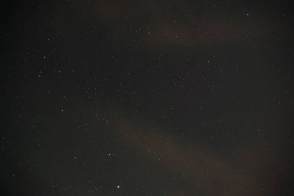 Caminho leitoso bonito em um céu noturno escuro com estrelas — Fotografia de Stock